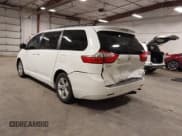✅ 2015 Toyota Sienna LE • VIN: 5TDKK3DC5FS579680 • Lot: 43607078. Wystawiony na IAAI z przebiegiem 175 911 mil. Bezpłatny archiwum sprzedaży aukcyjnych z USA i szczegółowy raport historii pojazdu na DreamBid. Zdjęcie 3.