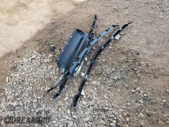 2024 Chevrolet Suburban LT z VIN 1GNSCCKDXRR331850, wystawiony jako Copart lot #79974784 z przebiegiem 4 611 mil mil oraz Czysty tytuł • Clean title. Historia ofert i sprzedaży dostępna na DreamBid. Obrazek 13.