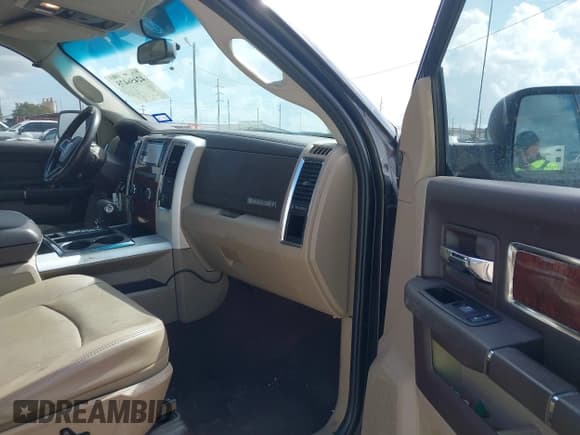 ✅ 2009 Dodge 1500 Laramie • VIN: 1D3HB13T29S778382 • Lot: 42456475. Wystawiony na IAAI z przebiegiem 229 669 mil. Bezpłatny archiwum sprzedaży aukcyjnych z USA i szczegółowy raport historii pojazdu na DreamBid. Zdjęcie 5.