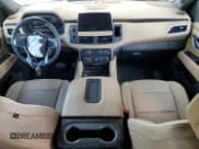 ✅ 2023 Chevrolet Suburban Premier • VIN: 1GNSKFKL9PR557399 • Lot: 67524634. Wystawiony na Copart z przebiegiem 15 613 mil. Bezpłatny archiwum sprzedaży aukcyjnych z USA i szczegółowy raport historii pojazdu na DreamBid. Zdjęcie 8.