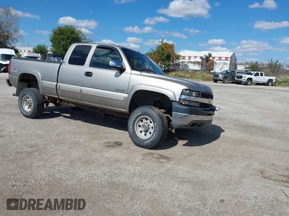 ✅ 2001 Chevrolet Silverado 2500HD LS • VIN: 1GCHK29U81E192996 • Лот: 43303691. Опубликован ранее на IAAI с пробегом 215 663 миль. Бесплатный доступ к архиву аукционных продаж из США и подробный отчёт об истории автомобиля на DreamBid. Изображение 1.