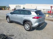 ✅ 2025 Toyota Corolla Cross L • VIN: 7MUAAAAG2SV131956 • Lot: 43245230. Wystawiony na IAAI z przebiegiem 7 024 mil. Bezpłatny archiwum sprzedaży aukcyjnych z USA i szczegółowy raport historii pojazdu na DreamBid. Zdjęcie 3.