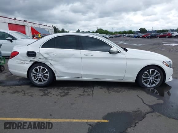 ✅ 2016 Mercedes-Benz C 300 • VIN: 55SWF4JB5GU158957 • Lot: 42385975. Wystawiony na IAAI z przebiegiem 133 486 mil. Bezpłatny archiwum sprzedaży aukcyjnych z USA i szczegółowy raport historii pojazdu na DreamBid. Zdjęcie 13.