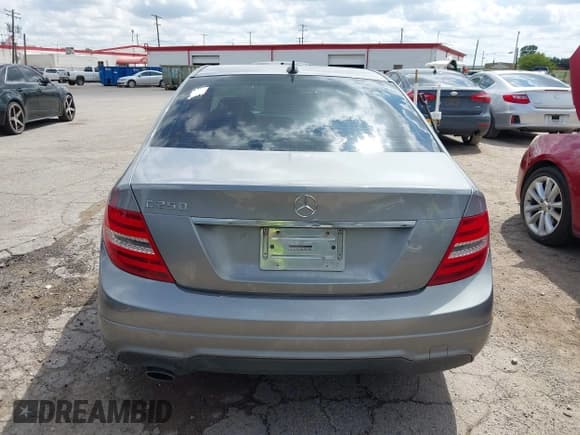 ✅ 2014 Mercedes-Benz C 250 Sport • VIN: WDDGF4HB5EA956477 • Lot: 43284807. Wystawiony na IAAI z przebiegiem 143 478 mil. Bezpłatny archiwum sprzedaży aukcyjnych z USA i szczegółowy raport historii pojazdu na DreamBid. Zdjęcie 16.