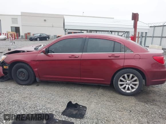 ✅ 2012 Chrysler 200 Touring • VIN: 1C3CCBBB6CN267735 • Lot: 43541999. Wystawiony na IAAI z przebiegiem 200 000 mil. Bezpłatny archiwum sprzedaży aukcyjnych z USA i szczegółowy raport historii pojazdu na DreamBid. Zdjęcie 14.