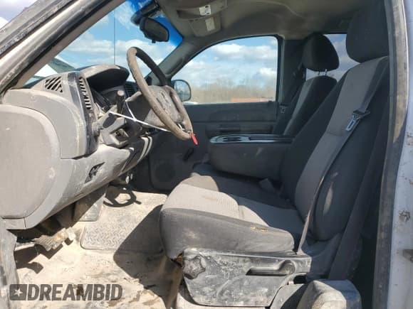 ✅ 2008 Chevrolet Silverado 2500HD Work Truck • VIN: 1GCHC29K48E155658 • Lot: 49832375. Wystawiony na Copart z przebiegiem 218 660 mil. Bezpłatny archiwum sprzedaży aukcyjnych z USA i szczegółowy raport historii pojazdu na DreamBid. Zdjęcie 7.