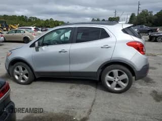 ✅ 2015 Buick Encore • VIN: KL4CJASBXFB198026 • Lot: 90265435. Wystawiony na Copart z przebiegiem 90 811 mil. Bezpłatny archiwum sprzedaży aukcyjnych z USA i szczegółowy raport historii pojazdu na DreamBid. Zdjęcie 2.