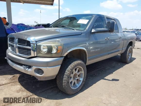 2006 Dodge 3500 SLT z VIN 3D7LX39C16G201259, wystawiony jako IAAI lot #42363134 z przebiegiem 210 839 mil mil oraz . Historia ofert i sprzedaży dostępna na DreamBid. Obrazek 17.
