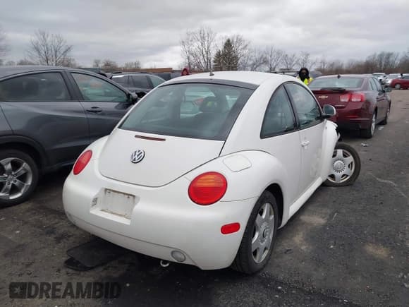 ✅ 2000 Volkswagen Beetle GLX • VIN: 3VWDD21C5YM416108 • Lot: 43776339. Listed on IAAI with 118,576 mi. Free auction sales archive from the USA and detailed vehicle history report at DreamBid. Image 4.