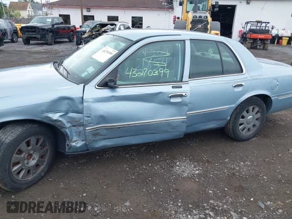✅ 2005 Mercury Grand Marquis LS Premium • VIN: 2MEHM75W25X659198 • Lot: 43270399. Listed on IAAI with 92,110 mi. Free auction sales archive from the USA and detailed vehicle history report at DreamBid. Image 6.