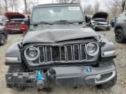 ✅ 2024 Jeep Wrangler Sahara • VIN: 1C4RJXP6XRW274744 • Lot: 53604185. Wystawiony na Copart z przebiegiem 26 306 mil. Bezpłatny archiwum sprzedaży aukcyjnych z USA i szczegółowy raport historii pojazdu na DreamBid. Zdjęcie 5.