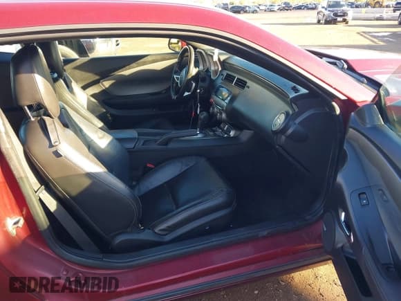 ✅ 2010 Chevrolet Camaro 2LT • VIN: 2G1FC1EV6A9102253 • Lot: 43712995. Wystawiony na IAAI z przebiegiem 172 540 mil. Bezpłatny archiwum sprzedaży aukcyjnych z USA i szczegółowy raport historii pojazdu na DreamBid. Zdjęcie 5.