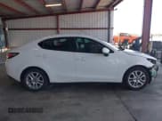 ✅ 2018 Toyota Yaris • VIN: 3MYDLBYV0JY329794 • Lot: 43287880. Wystawiony na IAAI z przebiegiem 129 970 mil. Bezpłatny archiwum sprzedaży aukcyjnych z USA i szczegółowy raport historii pojazdu na DreamBid. Zdjęcie 14.