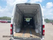 ✅ 2017 Mercedes-Benz Sprinter Cargo Worker • VIN: WD3PE8CD5HP521290 • Lot: 42981848. Wystawiony na IAAI z przebiegiem Nie podano. Bezpłatny archiwum sprzedaży aukcyjnych z USA i szczegółowy raport historii pojazdu na DreamBid. Zdjęcie 16.