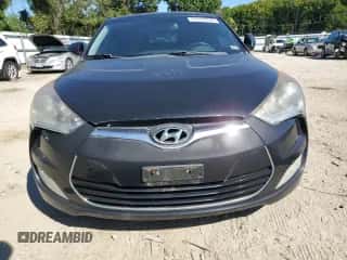 2012 Hyundai Veloster w/Red Int z VIN KMHTC6AD2CU041098, wystawiony jako Copart lot #71175754 z przebiegiem 131 908 mil mil oraz Czysty tytuł • Clean title. Historia ofert i sprzedaży dostępna na DreamBid. Obrazek 5.