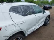 ✅ 2024 Volvo XC40 Ultimate Bright Theme • VIN: YV4L12UF8R2265543 • Lot: 42546549. Wystawiony na IAAI z przebiegiem Nie podano. Bezpłatny archiwum sprzedaży aukcyjnych z USA i szczegółowy raport historii pojazdu na DreamBid. Zdjęcie 17.