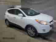 2013 Hyundai Tucson GLS z VIN KM8JUCAC9DU774387, wystawiony jako Copart lot #67417185 z przebiegiem 108 385 mil mil oraz Szkoda całkowita • Salvage title. Historia ofert i sprzedaży dostępna na DreamBid. Obrazek 4.