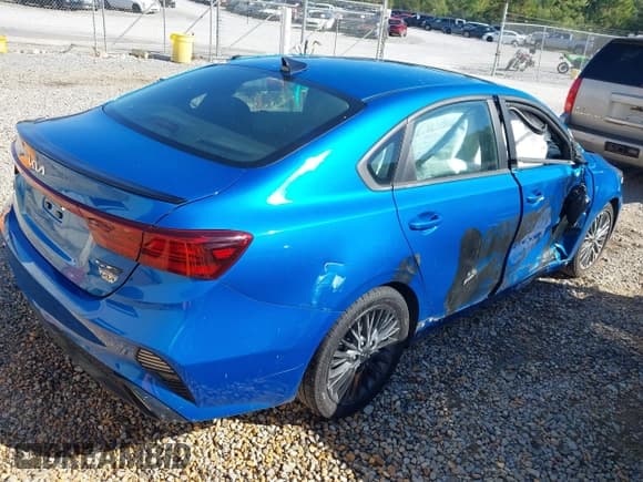 ✅ 2023 Kia Forte GT-Line • VIN: 3KPF54AD2PE609760 • Lot: 43400907. Wystawiony na IAAI z przebiegiem 111 116 mil. Bezpłatny archiwum sprzedaży aukcyjnych z USA i szczegółowy raport historii pojazdu na DreamBid. Zdjęcie 4.