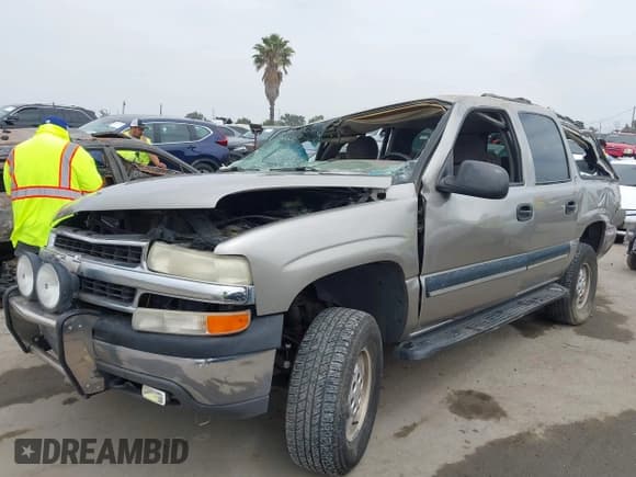 ✅ 2001 Chevrolet Suburban LS • VIN: 3GNEC16T81G147773 • Лот: 42554006. Опубликован ранее на IAAI с пробегом 235 299 миль. Бесплатный доступ к архиву аукционных продаж из США и подробный отчёт об истории автомобиля на DreamBid. Изображение 2.