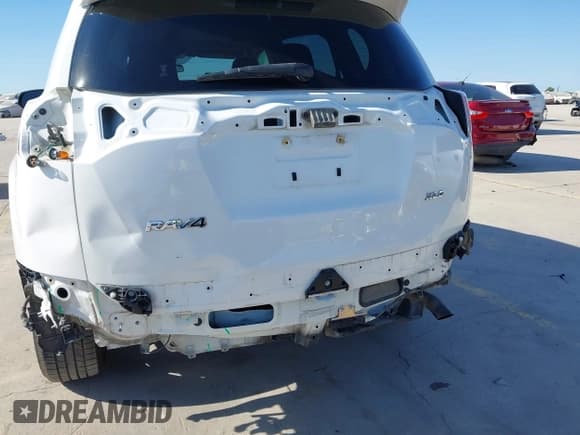 ✅ 2018 Toyota RAV4 XLE • VIN: JTMWFREV2JD132897 • Lot: 43310664. Listed on IAAI with 96,612 mi. Free auction sales archive from the USA and detailed vehicle history report at DreamBid. Image 6.