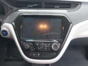 ✅ 2017 Chevrolet Bolt EV Premier • VIN: 1G1FX6S09H4185586 • Lot: 41894393. Wystawiony na IAAI z przebiegiem 168 479 mil. Bezpłatny archiwum sprzedaży aukcyjnych z USA i szczegółowy raport historii pojazdu na DreamBid. Zdjęcie 18.