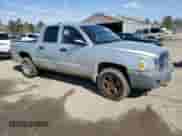 2007 Dodge Dakota ST z VIN 1D7HW28P17S184237, wystawiony jako Copart lot #43230605 z przebiegiem 151 993 mil mil oraz Czysty tytuł • Clean title. Historia ofert i sprzedaży dostępna na DreamBid. Obrazek 4.
