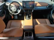 ✅ 2024 VinFast VF 8 Plus • VIN: RLLV1AFA7RH007881 • Lot: 65514165. Wystawiony na Copart z przebiegiem 8 138 mil. Bezpłatny archiwum sprzedaży aukcyjnych z USA i szczegółowy raport historii pojazdu na DreamBid. Zdjęcie 8.