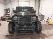 ✅ 2022 Jeep Gladiator Willys Sport • VIN: 1C6HJTAG2NL163338 • Lot: 41273645. Wystawiony na IAAI z przebiegiem 14 031 mil. Bezpłatny archiwum sprzedaży aukcyjnych z USA i szczegółowy raport historii pojazdu na DreamBid. Zdjęcie 13.