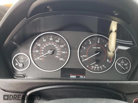 ✅ 2018 BMW 3 Series 328d • VIN: WBA8E5C52JA507645 • Lot: 40241373. Wystawiony na Copart z przebiegiem 40 984 mil. Bezpłatny archiwum sprzedaży aukcyjnych z USA i szczegółowy raport historii pojazdu na DreamBid. Zdjęcie 9.