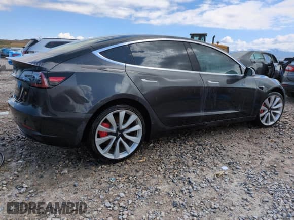✅ 2018 Tesla Model 3 Long Range Battery • VIN: 5YJ3E1EB6JF171076 • Lot: 57524695. Wystawiony na Copart z przebiegiem 83 947 mil. Bezpłatny archiwum sprzedaży aukcyjnych z USA i szczegółowy raport historii pojazdu na DreamBid. Zdjęcie 3.