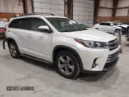 ✅ 2018 Toyota Highlander Limited • VIN: 5TDDZRFH3JS827093 • Lot: 42181696. Wystawiony na IAAI z przebiegiem 63 396 mil. Bezpłatny archiwum sprzedaży aukcyjnych z USA i szczegółowy raport historii pojazdu na DreamBid. Zdjęcie 1.