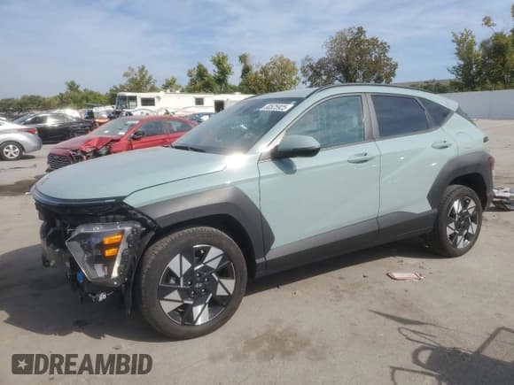 ✅ 2024 Hyundai Kona SEL • VIN: KM8HCCAB6RU149977 • Лот: 80525925. Опубликован ранее на Copart с пробегом 21 685 миль. Бесплатный доступ к архиву аукционных продаж из США и подробный отчёт об истории автомобиля на DreamBid. Изображение 1.