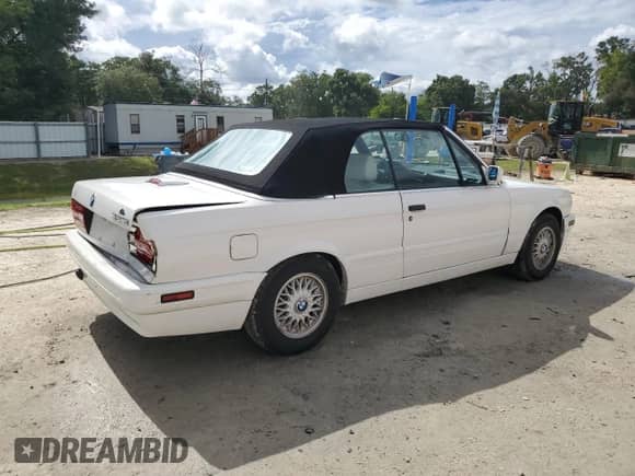 1992 BMW 3 Series z VIN WBABB231XNEC27838, wystawiony jako Copart lot #60816395 z przebiegiem 56 159 mil mil oraz Szkoda całkowita • Salvage title. Historia ofert i sprzedaży dostępna na DreamBid. Obrazek 3.