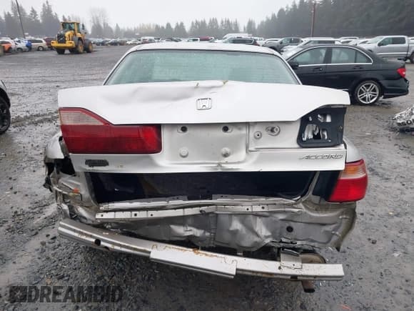 ✅ 1998 Honda Accord LX • VIN: 1HGCG5645WA033628 • Лот: 43864348. Опубликован ранее на IAAI с пробегом 226 932 миль. Бесплатный доступ к архиву аукционных продаж из США и подробный отчёт об истории автомобиля на DreamBid. Изображение 17.