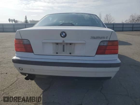 1998 BMW 3 Series 328i with VIN WBACD4324WAV61646, listed as a Copart auction lot 43607845 with 253,609 mi miles and Salvage title. Bid and sale history available at DreamBid. Image 6.