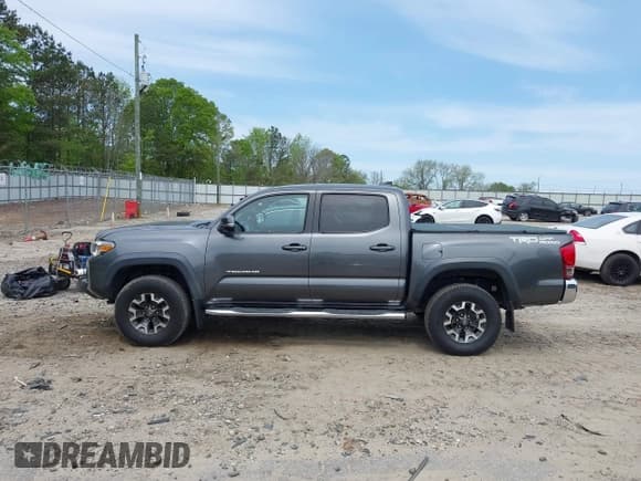 ✅ 2017 Toyota Tacoma SR5 • VIN: 3TMAZ5CN7HM026618 • Lot: 42033682. Wystawiony na IAAI z przebiegiem 96 430 mil. Bezpłatny archiwum sprzedaży aukcyjnych z USA i szczegółowy raport historii pojazdu na DreamBid. Zdjęcie 15.