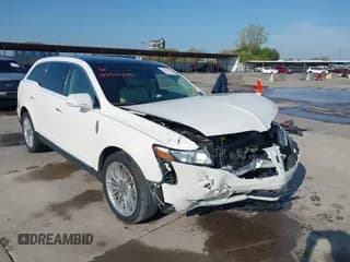 ✅ 2016 Lincoln MKT EcoBoost • VIN: 2LMHJ5AT7GBL02349 • Лот: 43541989. Опубликован ранее на IAAI с пробегом 26 046 миль. Бесплатный доступ к архиву аукционных продаж из США и подробный отчёт об истории автомобиля на DreamBid. Изображение 1.