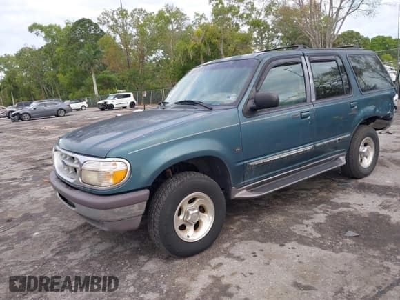 ✅ 1997 Ford Explorer XLT • VIN: 1FMDU32P3VZB34002 • Lot: 41620592. Wystawiony na IAAI z przebiegiem 227 461 mil. Bezpłatny archiwum sprzedaży aukcyjnych z USA i szczegółowy raport historii pojazdu na DreamBid. Zdjęcie 2.