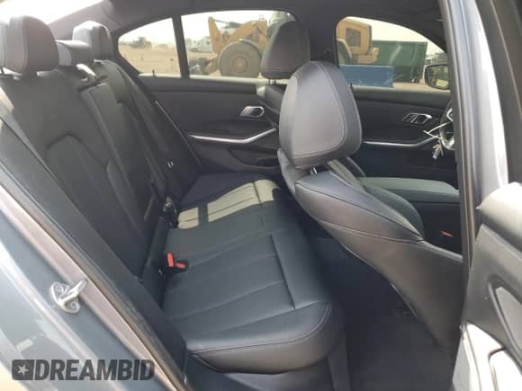 2023 BMW 3 Series 330i xDrive z VIN 3MW89FF04P8D64180, wystawiony jako Copart lot #70650175 z przebiegiem 19 552 mil mil oraz Czysty tytuł • Clean title. Historia ofert i sprzedaży dostępna na DreamBid. Obrazek 10.