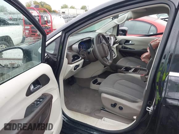 ✅ 2018 Chrysler Pacifica Touring Plus • VIN: 2C4RC1FGXJR317171 • Lot: 43546010. Wystawiony na IAAI z przebiegiem 104 542 mil. Bezpłatny archiwum sprzedaży aukcyjnych z USA i szczegółowy raport historii pojazdu na DreamBid. Zdjęcie 5.