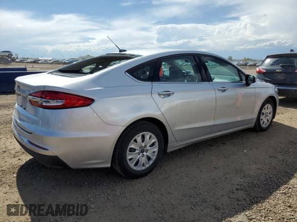 ✅ 2019 Ford Fusion S • VIN: 3FA6P0G75KR216797 • Lot: 84703395. Wystawiony na Copart z przebiegiem 71 519 mil. Bezpłatny archiwum sprzedaży aukcyjnych z USA i szczegółowy raport historii pojazdu na DreamBid. Zdjęcie 3.