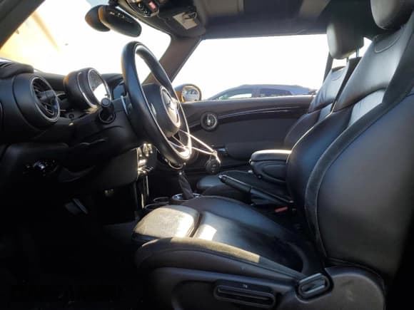 ✅ 2016 MINI Convertible S • VIN: WMWWG9C52G3C22260 • Lot: 81069524. Listed on Copart with 30,969 mi. Free auction sales archive from the USA and detailed vehicle history report at DreamBid. Image 7.