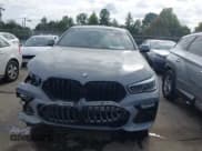✅ 2022 BMW X6 M50i • VIN: 5UXCY8C01N9J87217 • Lot: 43415875. Wystawiony na IAAI z przebiegiem 27 952 mil. Bezpłatny archiwum sprzedaży aukcyjnych z USA i szczegółowy raport historii pojazdu na DreamBid. Zdjęcie 12.