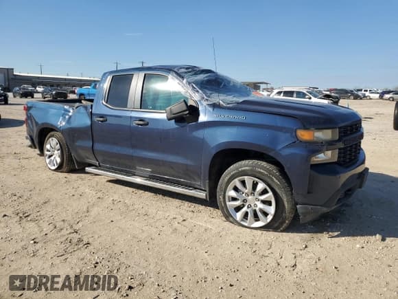 ✅ 2020 Chevrolet Silverado 1500 Custom • VIN: 1GCRWBEK5LZ312066 • Lot: 88494515. Wystawiony na Copart z przebiegiem Nie podano. Bezpłatny archiwum sprzedaży aukcyjnych z USA i szczegółowy raport historii pojazdu na DreamBid. Zdjęcie 4.