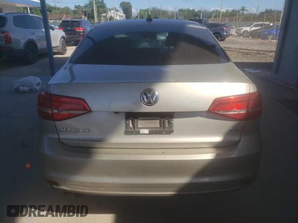 ✅ 2015 Volkswagen Jetta SE • VIN: 3VWD07AJ2FM258704 • Lot: 82521655. Wystawiony na Copart z przebiegiem 149 193 mil. Bezpłatny archiwum sprzedaży aukcyjnych z USA i szczegółowy raport historii pojazdu na DreamBid. Zdjęcie 6.