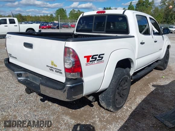 ✅ 2015 Toyota Tacoma PreRunner • VIN: 5TFJU4GN6FX069180 • Lot: 43562949. Wystawiony na IAAI z przebiegiem 96 877 mil. Bezpłatny archiwum sprzedaży aukcyjnych z USA i szczegółowy raport historii pojazdu na DreamBid. Zdjęcie 4.