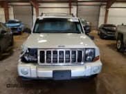 ✅ 2006 Jeep Commander Limited • VIN: 1J8HG58N06C181077 • Lot: 70541035. Wystawiony na Copart z przebiegiem 158 030 mil. Bezpłatny archiwum sprzedaży aukcyjnych z USA i szczegółowy raport historii pojazdu na DreamBid. Zdjęcie 5.