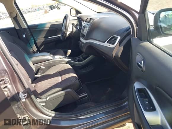 2015 Dodge Journey American Value z VIN 3C4PDCAB1FT637818, wystawiony jako IAAI lot #43497822 z przebiegiem 164 458 mil mil oraz . Historia ofert i sprzedaży dostępna na DreamBid. Obrazek 5.