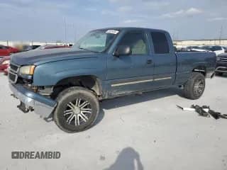 2007 Chevrolet Silverado 1500 LT1 with VIN 1GCEC19V07Z186582, listed as a Copart auction lot 82624535 with 204,867 mi miles and Salvage title. Bid and sale history available at DreamBid. Image 1.