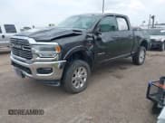 ✅ 2022 Ram 2500 Laramie • VIN: 3C6UR5FL9NG324631 • Lot: 42420423. Wystawiony na IAAI z przebiegiem 56 695 mil. Bezpłatny archiwum sprzedaży aukcyjnych z USA i szczegółowy raport historii pojazdu na DreamBid. Zdjęcie 2.